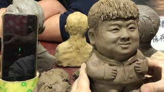 ช่างฝีมือข้างถนนปั้นรูปปั้นกันสดๆ มีคนดูอยู่เยอะ แต่มีคนสนับสนุนน้อย ฉันสงสัยว่าควรจะทำต่อไปดีไหม