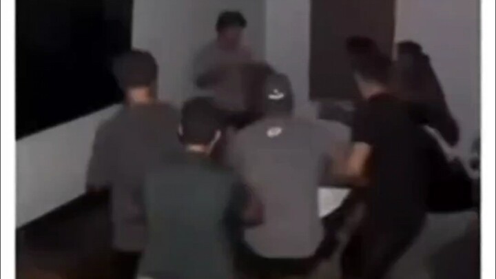 เด็กผู้ชายค้างคืนที่บ้านเพื่อนจะเป็นดังนี้: