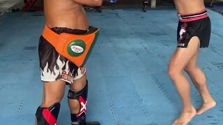 用最嗲的声音，打最狠的拳，这哥们儿是专业的！