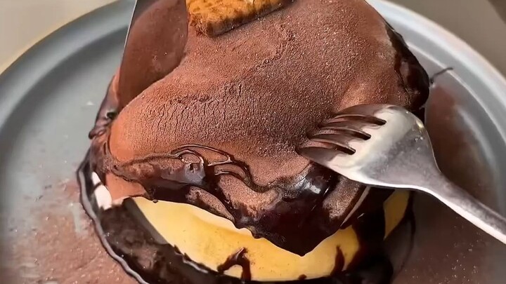 Saat dijepit dengan sumpit saja sudah gemetar! ‘Awan Cokelat’ di Namba, Osaka benar‑benar bikin iri