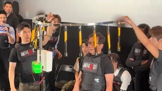 “一个都没捞着”成龙大哥挑战玩反应力抓棒游戏，结果一个没捞着