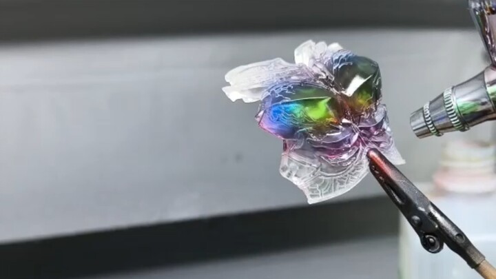 Kamen Rider Kuuga, giải thích về sự kết hợp giữa sơn phun màu và ánh sáng. Không có màu sắc và thứ t