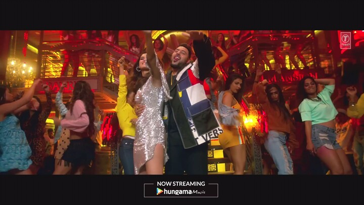 Sheher_Ki_Ladki_Song___Khandaani_Shafakhana___Tanishk_Bagchi,_Badshah,_Tulsi_Kumar,__Diana_Penty(108