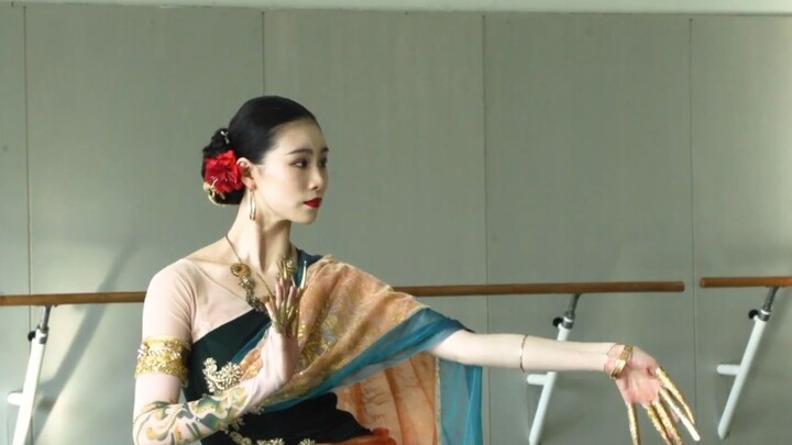 รำจีนเพลง Jing Si Zhi Wai โดย Xu Ke จาก Beijing Dance Academy