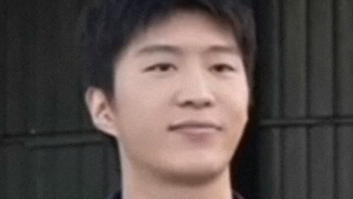 Fan Chengcheng sudah berkarier di dunia komedi selama satu tahun, tapi tetap “lemah, tak berdaya, se