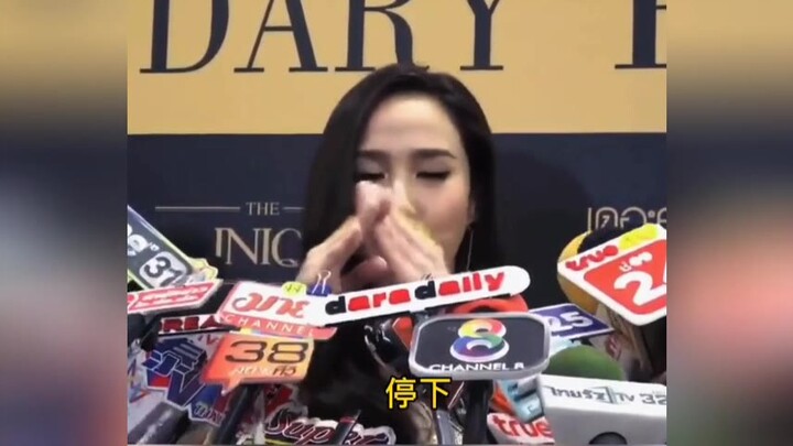 นางเอกบทความสุดเจ๋งของวงการบันเทิงคนนี้เป็นแบบไหนกันนะ เธอปล่อยให้นักข่าวล่อลวงและหลอกลวงเธอ แต่นักข
