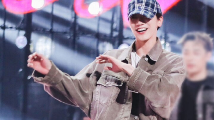 لي يونغ تشين تين يرقص مرة أخرى بدون أجنحة ويقلع