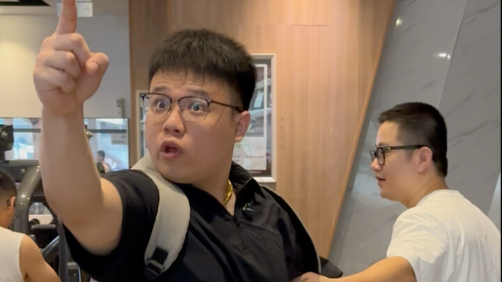 Thằng anh ngổ ngáo ở phòng gym chỉ biết bắt nạt kẻ yếu, sợ kẻ mạnh.