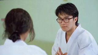 Adegan dimana Stephen Chow dan Athena Chu bertarung membuatku tertawa setiap kali menontonnya. Reaks