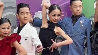 ถ้าโจวได้รับแจ้งตอน 22.00 น. ว่าพรมแดงไม่มีชุดราตรีควรทำอย่างไร?