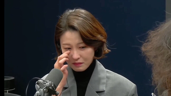 An Guiling boldly draws her gun in the National Assembly, while the House of Representatives is in t