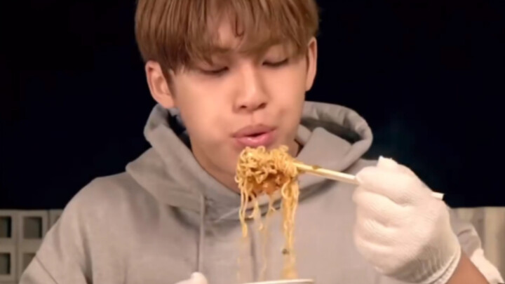 【เซเวนทีน】เพื่อนร่วมวงกินบะหมี่ vs พี่สาวเม่ยเม่ยกินบะหมี่