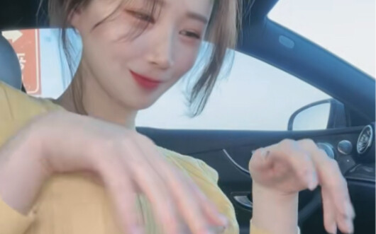 Nhìn tôi, hay là nhìn tôi nhảy?