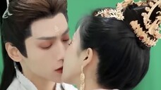 The kiss scene in the finale of "The Moon Is Bright": The dark moonlight is also bright, lighting th