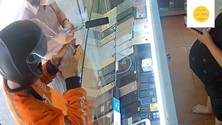 Thấy bà bầu 'ĐỨNG BÁN HÀNG' thanh niên mặc áo shipper vờ xem iphone rồi 'CẦM CHẠY" #lifetyle