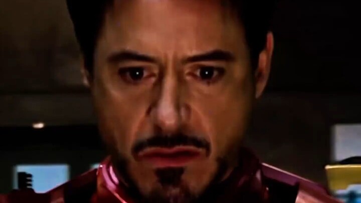 Even with the same nanotech suit, Iron Man in Avengers 4 reverted to the old‑style hinged helmet.