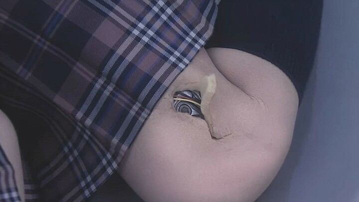 班里新来的女孩，被欺负也从不反抗，直到她腿划破了个口子