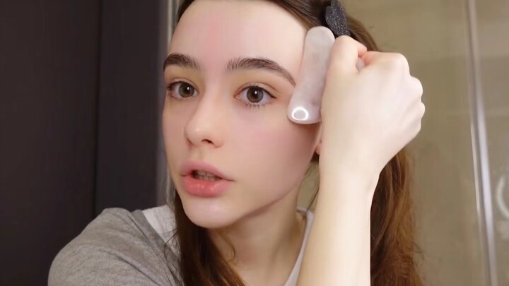 Kecanduan teknik bekam ajaib Tiongkok? Rahasia kulit bayi ala model Rusia [Dasha Taran]