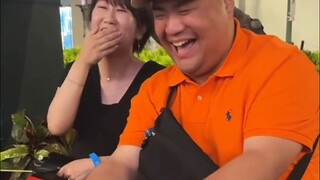 นี่คือภาพลักษณ์ของคู่รักหนุ่มสาวในสายตาของจิตรกรข้างถนน... ที่เห็นตัวเอง "น่าเกลียด" พวกเขาหัวเราะอย