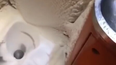 东北冬天的火车厕所