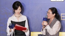 10.9紫米发言时不小心踩到杨紫的裙子 可是杨紫没有提醒 而且全程温柔聆听 杨紫南京伊菲的丹活动