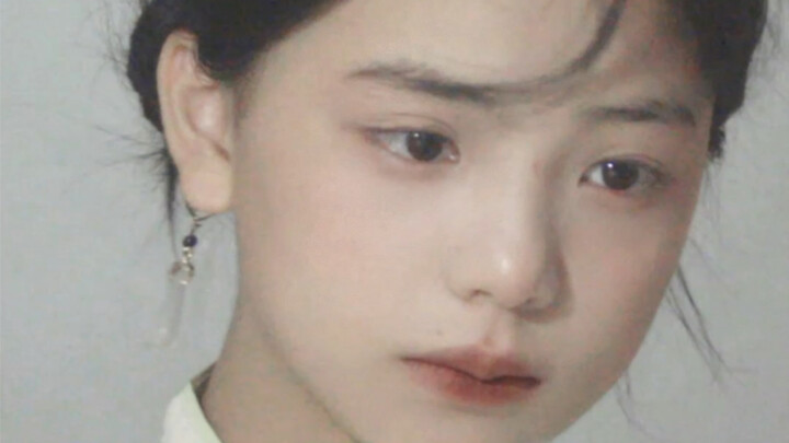 "ดอกไม้บาน ยิ้มอ่อนโยน พาดบนใบหน้า ดวงจันทร์ว่างเปล่า ถอนหายใจแผ่วเบา ขณะจิบชา"