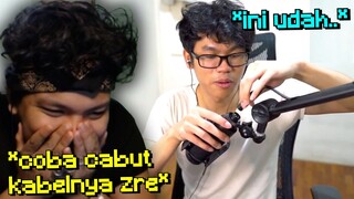 Gw PRANK @Azrealon BILANG KALAU MIC NYA RUSAK! SAMA PURA2 BUDEG! ... (ngamok awokaowk)