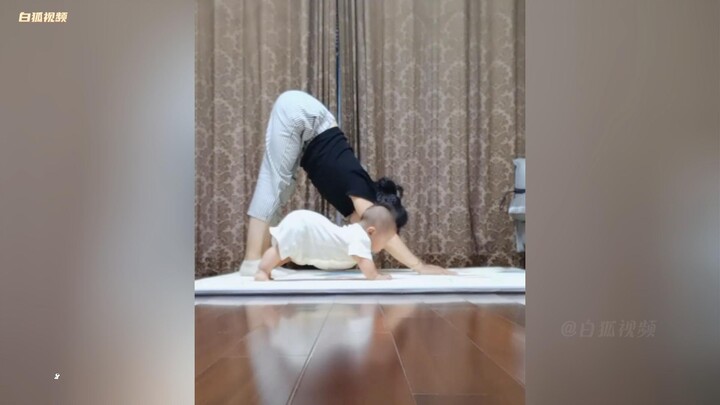 Unbelievable—baby’s pose is actually more perfect than mom’s!