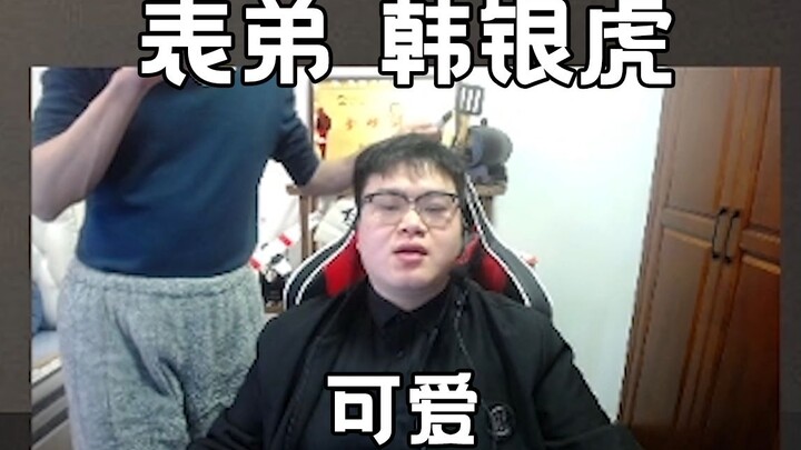 Em họ Hàn Ngân Hổ lên phát sóng thay, vừa xuất hiện đã bật cười y hệt Đại Tư Mã khiến khán giả hết h