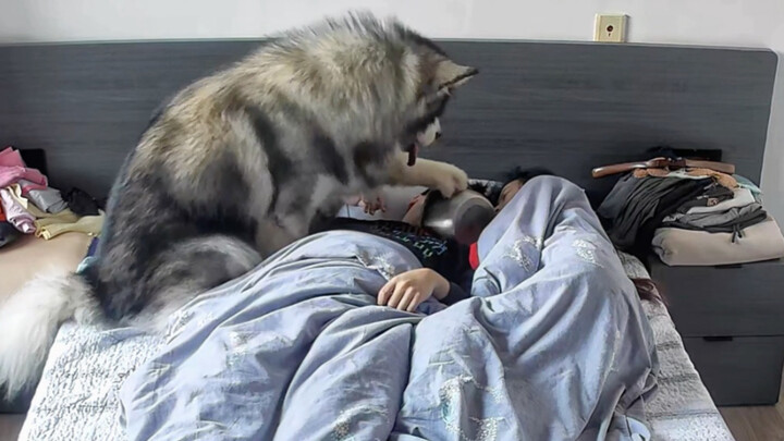 Orang tua yang sedang tidur dan dia yang tak bisa makan…