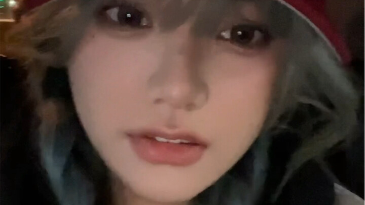 A beautiful woman’s refinement shows even when she plays basketball—she still wears light makeup.