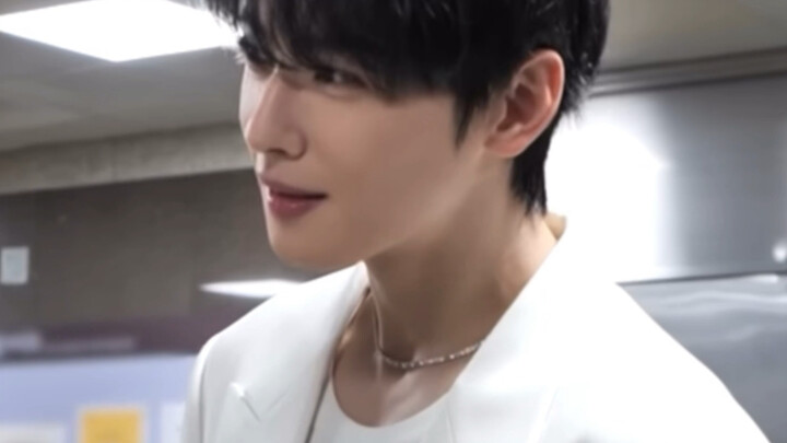 Vẻ đẹp của kẻ đã chiếm trọn trái tim trẻ nhỏ chỉ trong 3 giây