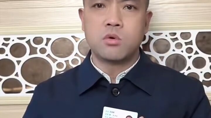 Mantan Kepala Kepolisian Melaporkan secara Terbuka dengan Nama Asli