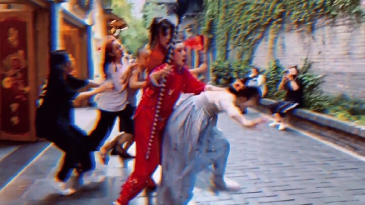 بأمر واحد مني، سيتقدم الجميع معي إلى الأمام! حياتي لا تستطيعون التطلع إليها!