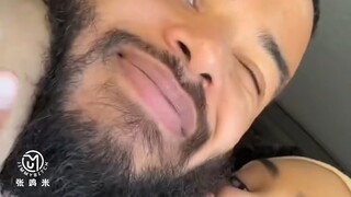 Ra đường với khuôn miệng như xúc xích, cảm giác thế nào nhỉ?