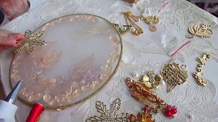 من الزي المدرسي إلى فستان الزفاف: صديقة منذ 10 سنوات تتزوج، اصنع لها مروحة جماعية وقدمها كهدية، وأتم