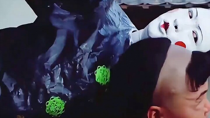 To uncover the cause of his friend Zhu Dadan’s death, Sammo Hung even went so far as to disguise him
