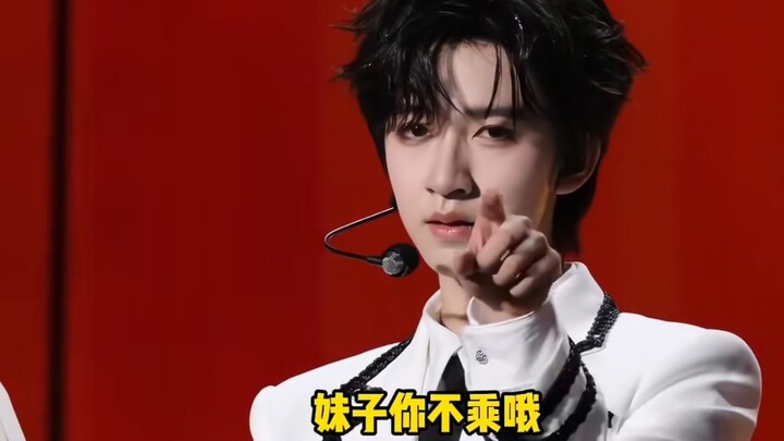 【He Junlin】Even off-screen, I’m laughing so hard I can’t stop.