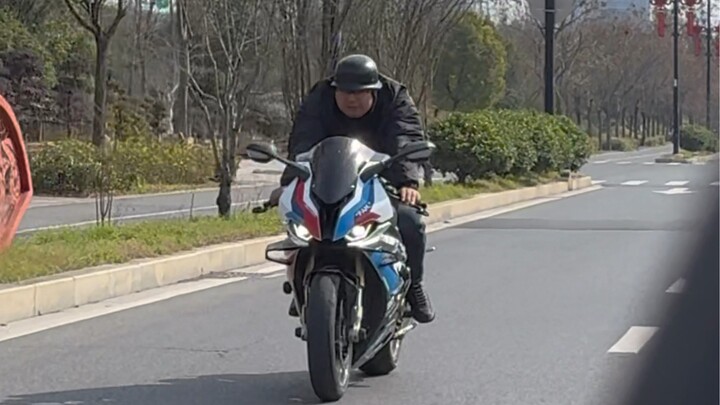 Paman yang menunggangi BMW tampaknya masih sangat memesona