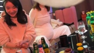 Ra ngoài với cái bụng bự và lắc nó đi