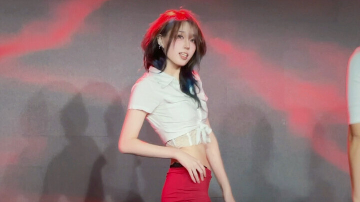 【AOA-มินิสเกิร์ต】แดงกับขาวก็เป็นคู่สีคลาสสิก—กระโปรงสั้นเต้นไปเรื่อยๆ ไม่มีวันเบื่อ!