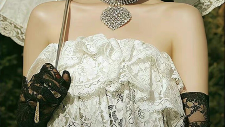 Một sự kiện đổi ba bộ trang sức, trong đó chiếc vòng cổ mà Irene đeo ở bộ thứ hai bị tiết lộ trên ch