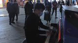 "初音ミクの消失" was covered by a skilled man with piano on the square 