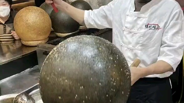 Sư phụ bảo anh ấy chiên bánh bao vừng cực đỉnh, bảo tôi quay lại một đoạn.