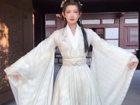 Kakak bersikeras minta adiknya memakai hanfu-nya untuk menari!