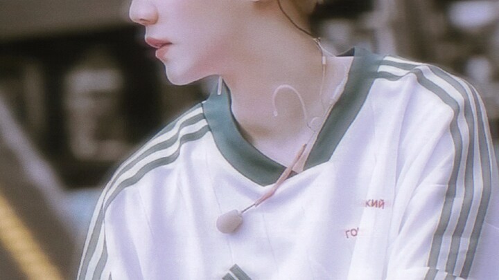 “Benar-benar tokoh utama ala novel remaja manis! Pantas saja saat masih sekolah ia sudah mendunia di