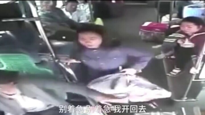 A female college student's 20,000 yuan tuition fee was stolen, and the bus driver turned around and 