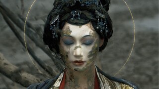 “世人将神推落泥潭，神决定还世人一池鲜花。”                              人生新体验，在淤泥池里拍照。