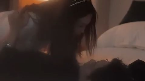 Gadis itu dikirim keluarganya ke ranjang pria tua jelek,tapi ternyata CEO tampan