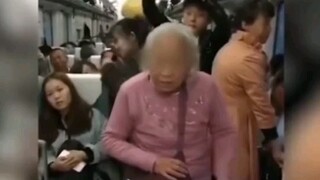 An elderly woman bought a standing-room-only ticket and started causing trouble in the carriage, dem